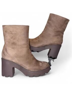 Woman's -I.D. Required- Chelsea Boot, Size 8